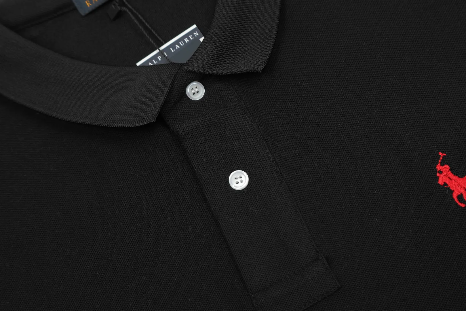 🅿️152 "Top quality" Style number: DS001# (not off the shelves all year round) [Ralph Lauren classic pony embroidered lapel POLO short sleeves] ✅Ralph Lauren Ralph Lauren classic basic versatile POLO short sleeves ✅Main supply platform live broadcast Wholesale entities will be replenished when out of stock Not removed from the shelves ✅ZP quality 1:1 version Scan the code to enter the GF website Z cabinet quality ✅Detailed quality The only one in Guangzhou Imported pique fabrics Mainly high-end, cost-effective and good quality. Needless to say, the version is restored to the original version. The maximum size can be worn up to 210 pounds. Loose, comfortable and stress-free. ✅Wear for work and life. Suitable for various occasions. A must-have recommendation for couples. Size: